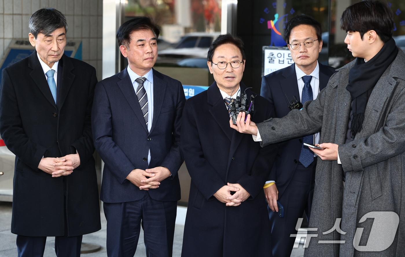 박범계·박주민 의원을 비롯한 더불어민주당 의원들이 28일 서울 양천구 남부지방법원에서 열린 국회 패스트트랙&#40;신속처리안건&#41; 충돌 사건 관련 결심 공판을 마치고 취재진에 입장을 밝히고 있다. 2025.11.28/뉴스1 ⓒ News1 김도우 기자