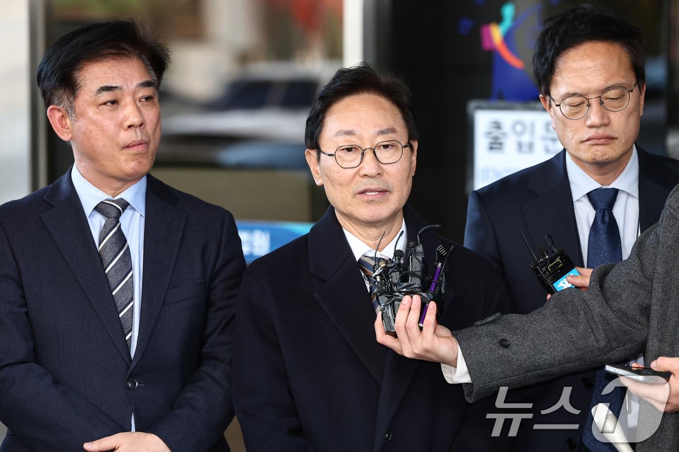 박범계 더불어민주당 의원이 28일 서울 양천구 남부지방법원에서 열린 국회 패스트트랙&#40;신속처리안건&#41; 충돌 사건 관련 결심 공판을 마치고 취재진에 입장을 밝히고 있다. 2025.11.28/뉴스1 ⓒ News1 김도우 기자