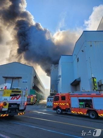 본문 이미지 - 28일 오전 11시 43분께 울산 동구 HD현대일렉트릭 공장에 불이 나 약 50분만인 오후 12시 34분께 완전히 꺼졌다.&#40;울산소방 제공. 재판매 및 DB금지&#41;/뉴스1