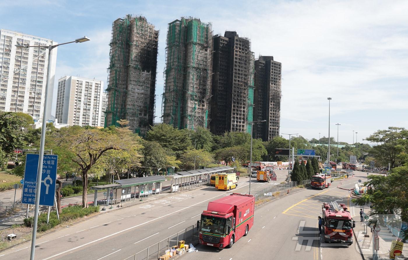 본문 이미지 - 28일(현지시간) 홍콩 북부 타이포의 ‘왕 푹 코트’(Wang Fuk Court) 아파트 단지에서 대형 화재가 완진된 뒤, 소방차들이 철수하며 현장은 차분한 분위기를 보이고 있다. 2025.11.28/뉴스1 ⓒ News1 권현진 기자