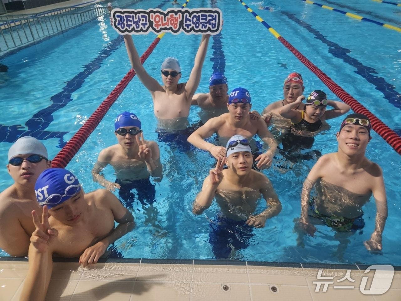 본문 이미지 - 광주 남구장애인체육회가 올해 1월 정식 운영을 시작한 수영 스포츠클럽 &#39;우리는 니가 있어 행복해&#39;&#40;우니행&#41; 소속 선수들의 모습.&#40;남구장애인체육회 제공. 재판매 및 DB 금지&#41;
