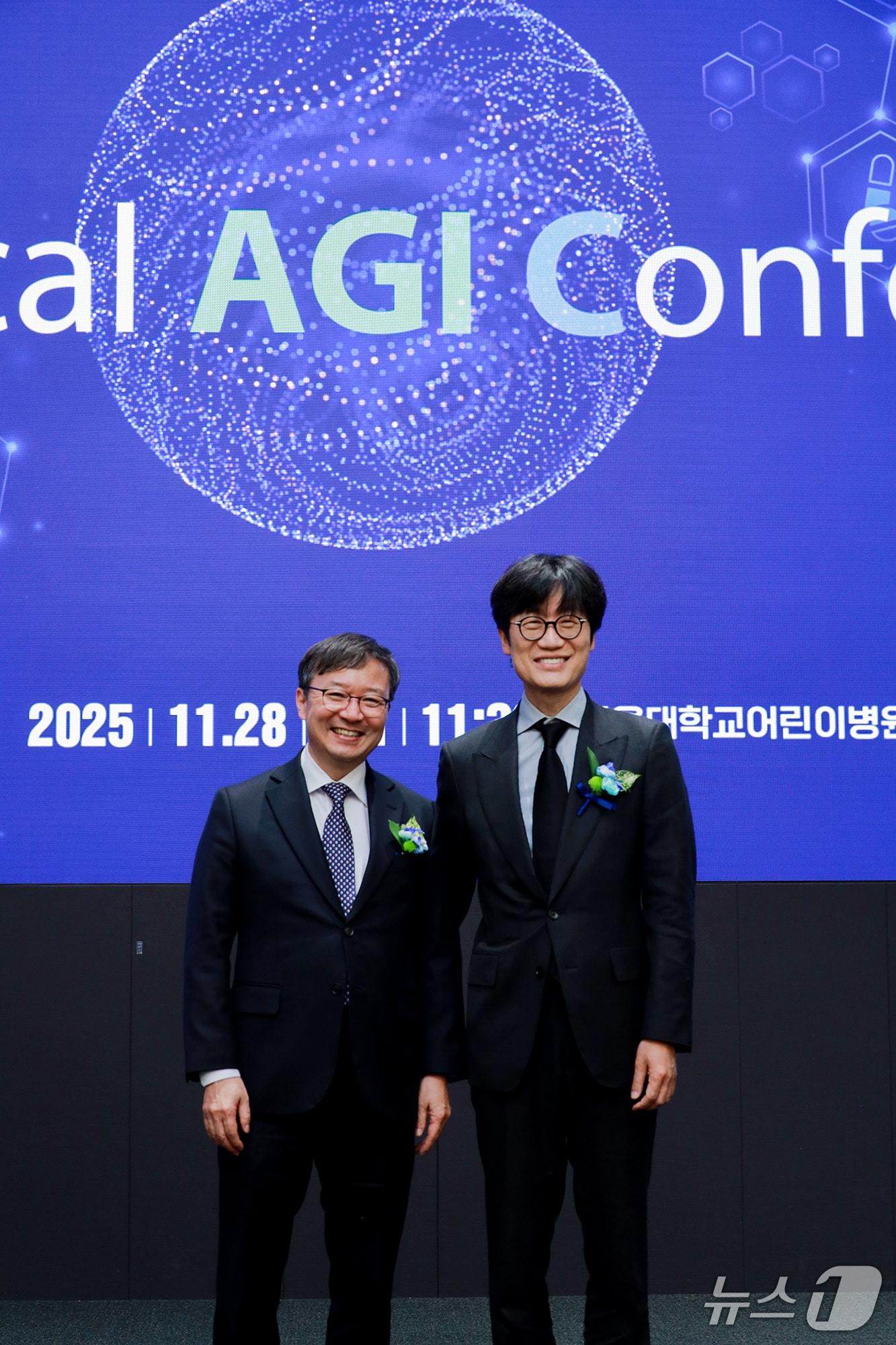 본문 이미지 -  김영태 서울대학교병원장&#40;왼쪽&#41;과 이해진 네이버 이사회 의장이 28일 서울 종로구에 위치한 서울대학교병원에서 열린 범용의료인공지능 행사 &#39;메디컬 AGI 콘퍼런스&#39;에 참가했다. &#40;네이버 제공&#41;
