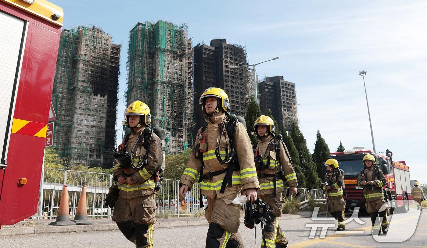 소방대원들이 지난달 28일&#40;현지시간&#41; 홍콩 북부 타이포의 &#39;왕 푹 코트&#39;&#40;Wang Fuk Court&#41; 아파트 단지 대형 화재를 완진한 뒤 이동하고 있다. 2025.11.28/뉴스1 ⓒ News1 권현진 기자