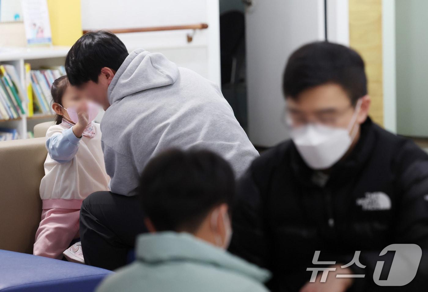 본문 이미지 - 지난해 11월 29일 경기 오산시 원동 서울어린이병원을 찾은 환자들이 진료를 기다리고 있다. ⓒ 뉴스1 김영운 기자