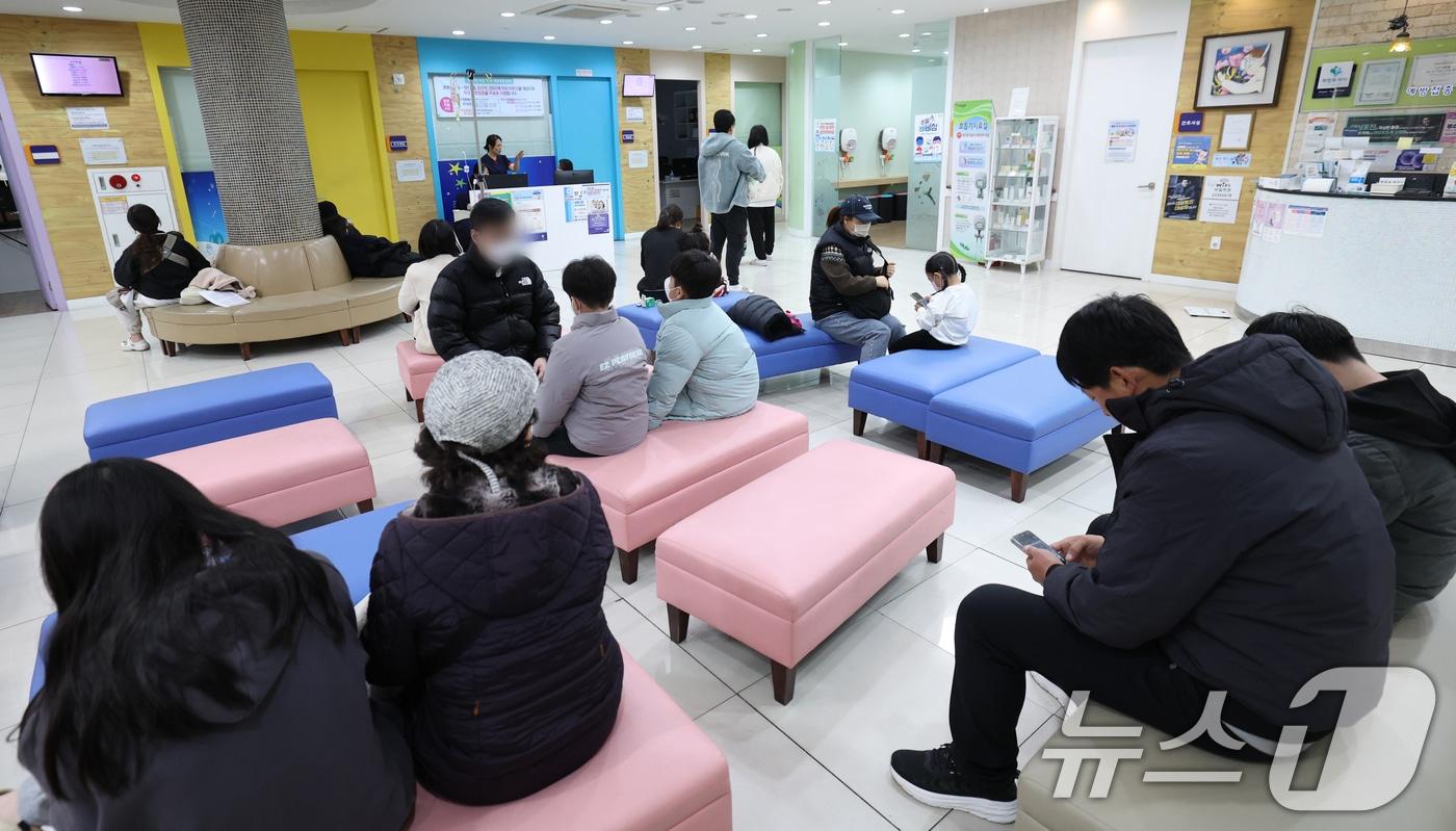 본문 이미지 - 경기도의 한 병원을 찾은 환자들이 진료를 기다리고 있다. 2025.11.28 ⓒ 뉴스1 김영운 기자