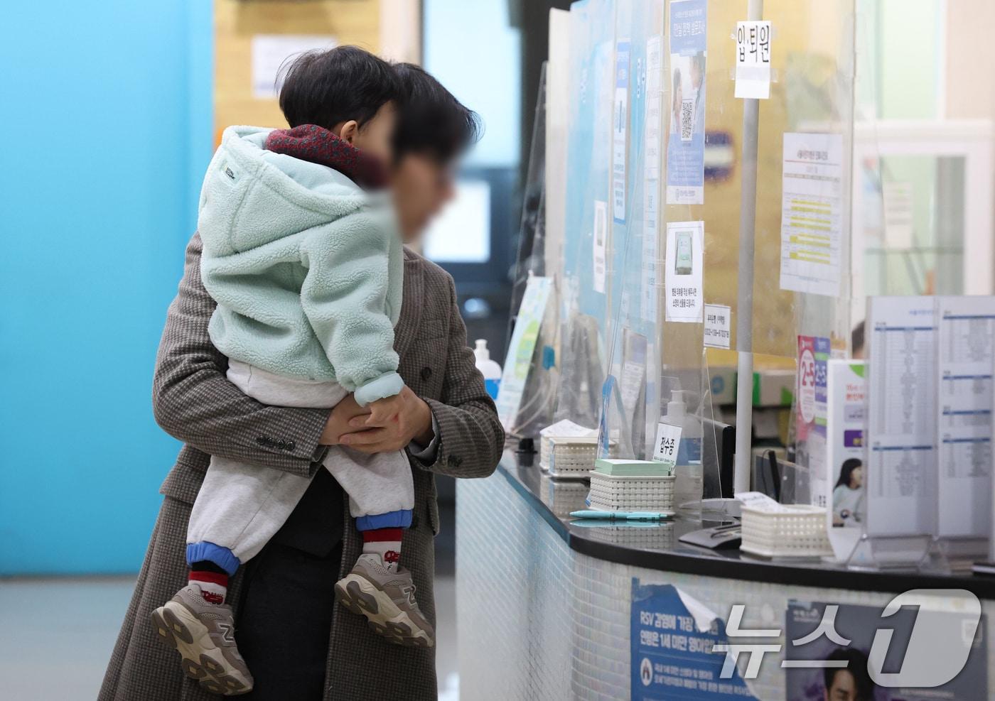 본문 이미지 - 최근 대구에서 영유아와 청소년을 중심으로 B형 인플루엔자(독감)와 노로바이러스 장염이 동시에 유행하고 있다. 사진은 한 병의원 모습. 뉴스1 ⓒ News1 자료사진