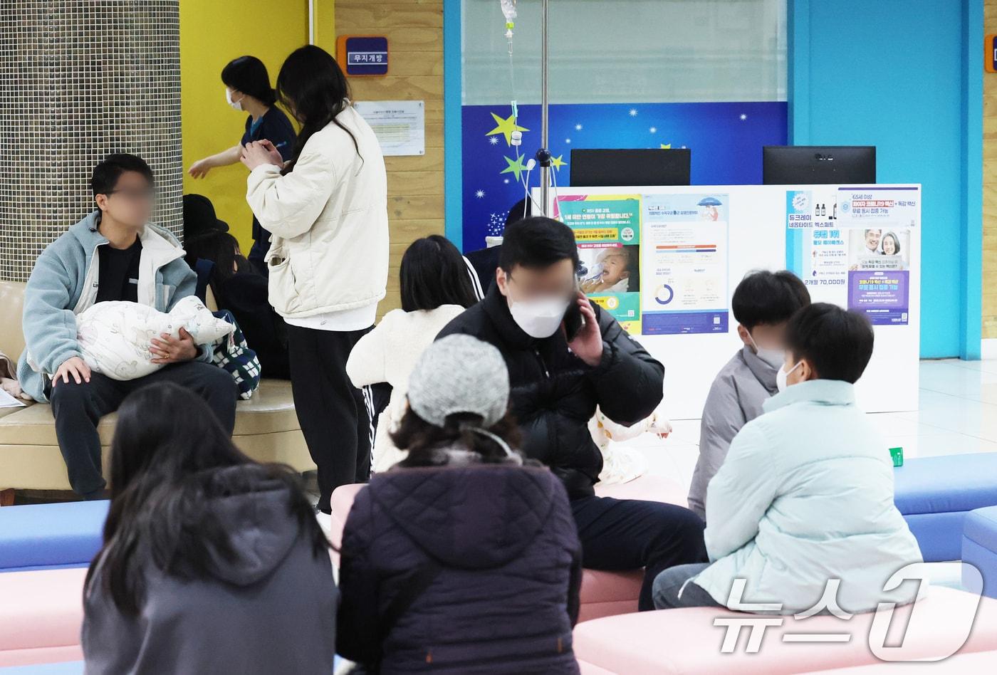 독감 환자가 5주 연속 증가하고 있는 가운데 28일 경기 오산시 원동 서울어린이병원을 찾은 환자들이 진료를 기다리고 있다. 현재 독감 환자는 지난해 같은 기간보다 14.7배, 전주와 비교해 6.9% 증가한 수치를 보이고 있다. 2025.11.28/뉴스1 ⓒ News1 김영운 기자