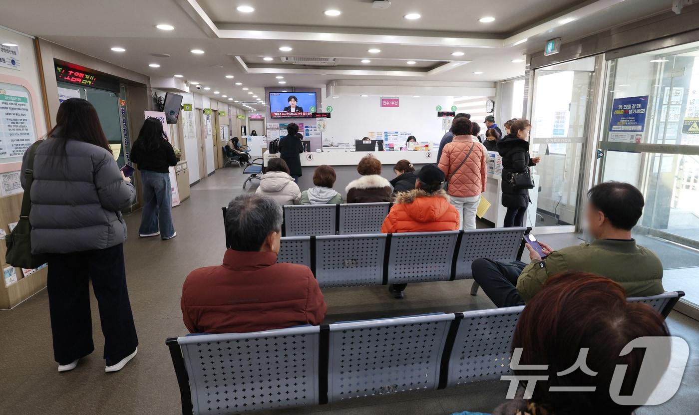 본문 이미지 - 경기 수원시 팔달구 인구보건복지협회 경기도지회 가족보건의원 찾은 환자들이 진료를 기다리고 있다. 2025.11.28/뉴스1 ⓒ News1 김영운 기자