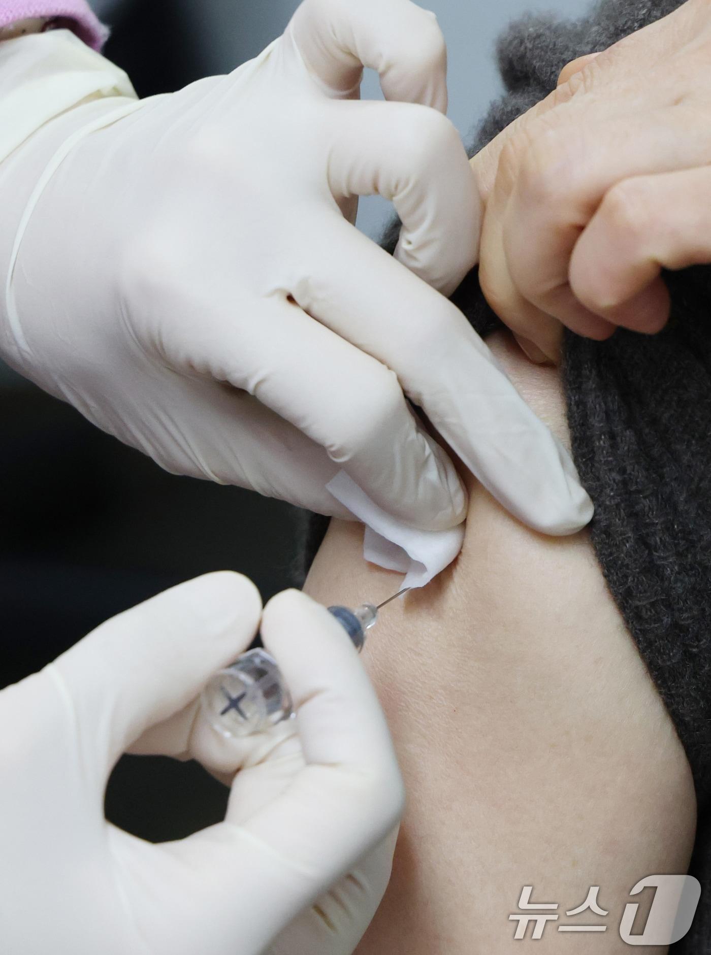 본문 이미지 - 독감 환자가 5주 연속 증가하고 있는 가운데 28일 경기 수원시 팔달구 인구보건복지협회 경기도지회 가족보건의원 찾은 환자들이 독감 예방접종을 하고 있다. 현재 독감 환자는 지난해 같은 기간보다 14.7배, 전주와 비교해 6.9% 증가한 수치를 보이고 있다. 2025.11.28/뉴스1 ⓒ News1 김영운 기자