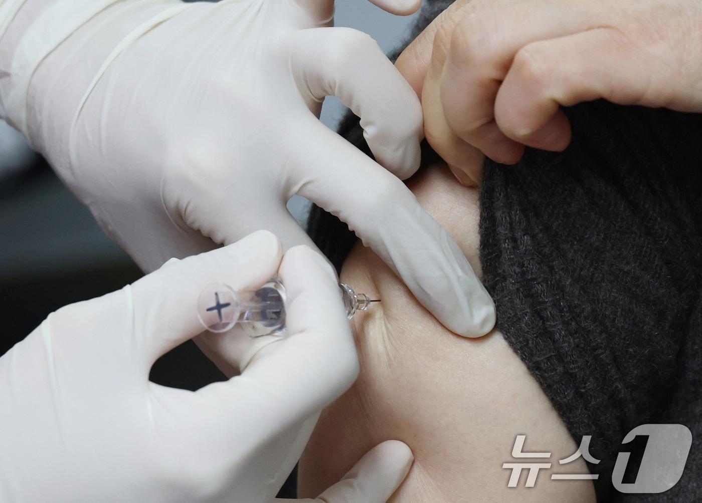 본문 이미지 - 경기 수원시 팔달구 인구보건복지협회 경기도지회 가족보건의원을 찾은 내원객이 독감 예방접종을 하고 있다. /뉴스1 ⓒ News1 김영운 기자