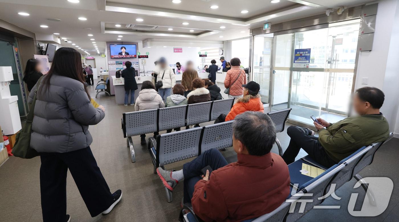 지난달  28일 경기 수원시 팔달구 인구보건복지협회 경기도지회 가족보건의원 찾은 환자들이 진료를 기다리고 있다. /뉴스1 ⓒ News1 김영운 기자