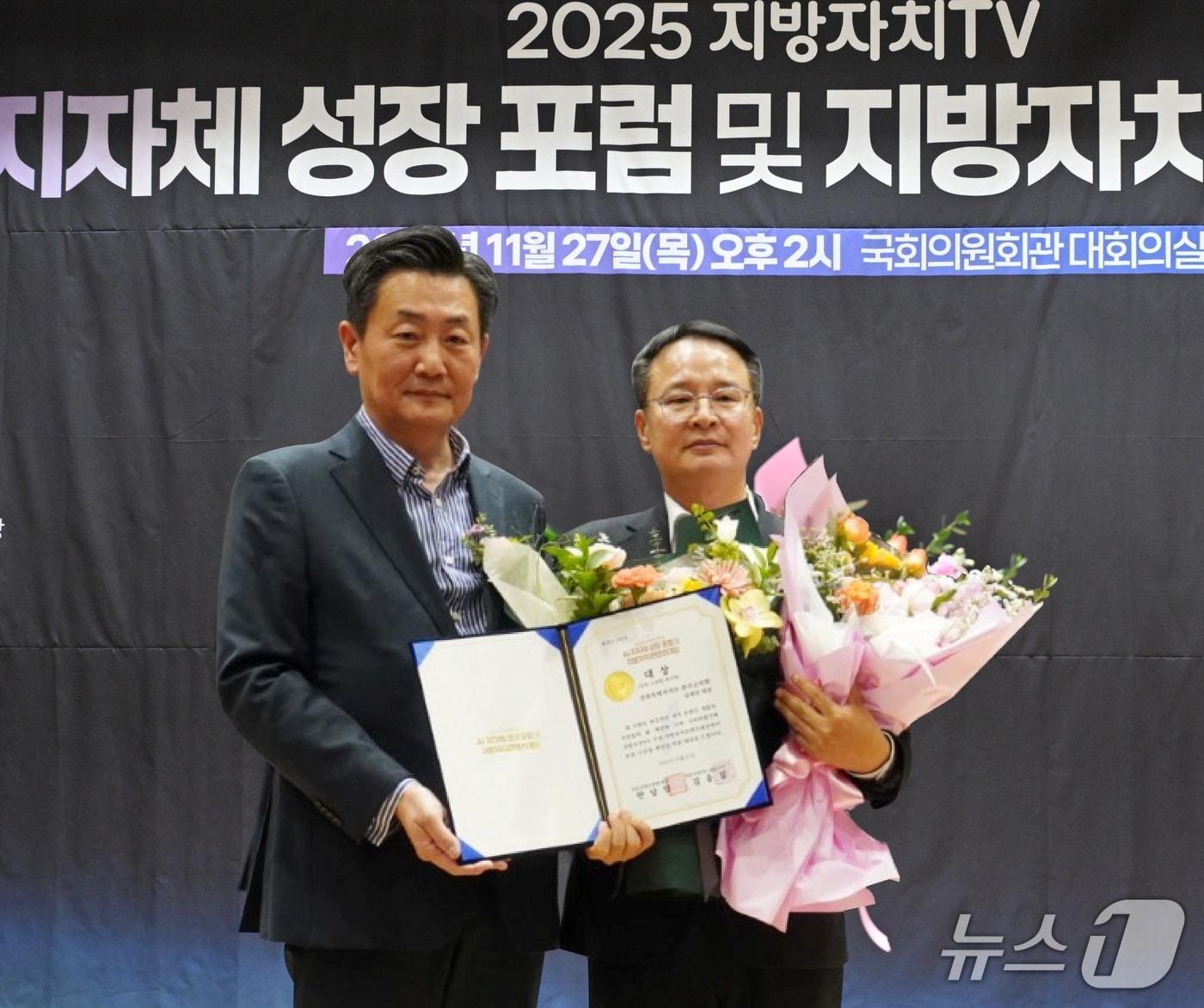 본문 이미지 - 김재천 전북 완주군의회 부의장&#40;오른쪽&#41;이 &#39;2025 AI 지자체 성장 포럼 및 지방자치콘텐츠대상&#39;에서 농업·수산업·축산업 분야 대상을 수상했다.&#40;의회 제공. 재판매 및 DB금지&#41;2025.11.28/뉴스1