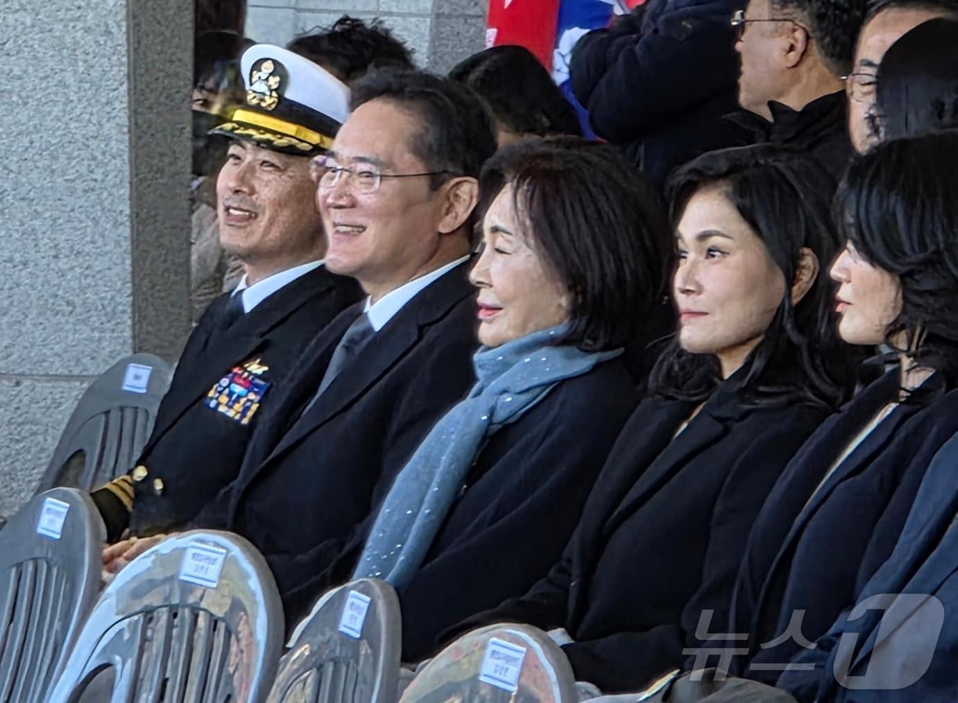 본문 이미지 - 이재용 삼성전자 회장이 28일 경남 창원시 해군사관학교에서 열린 제139기 해군·해병대 사관후보생 수료 및 임관식에 홍라희 삼성미술관 리움 명예관장, 이서현 삼성물산 사장과 함께 참석해 자리하고 있다. 이 회장의 장남 지호 씨는 이날 해군 소위로 임관했다. 2025.11.28/뉴스1 ⓒ News1 박주평 기자