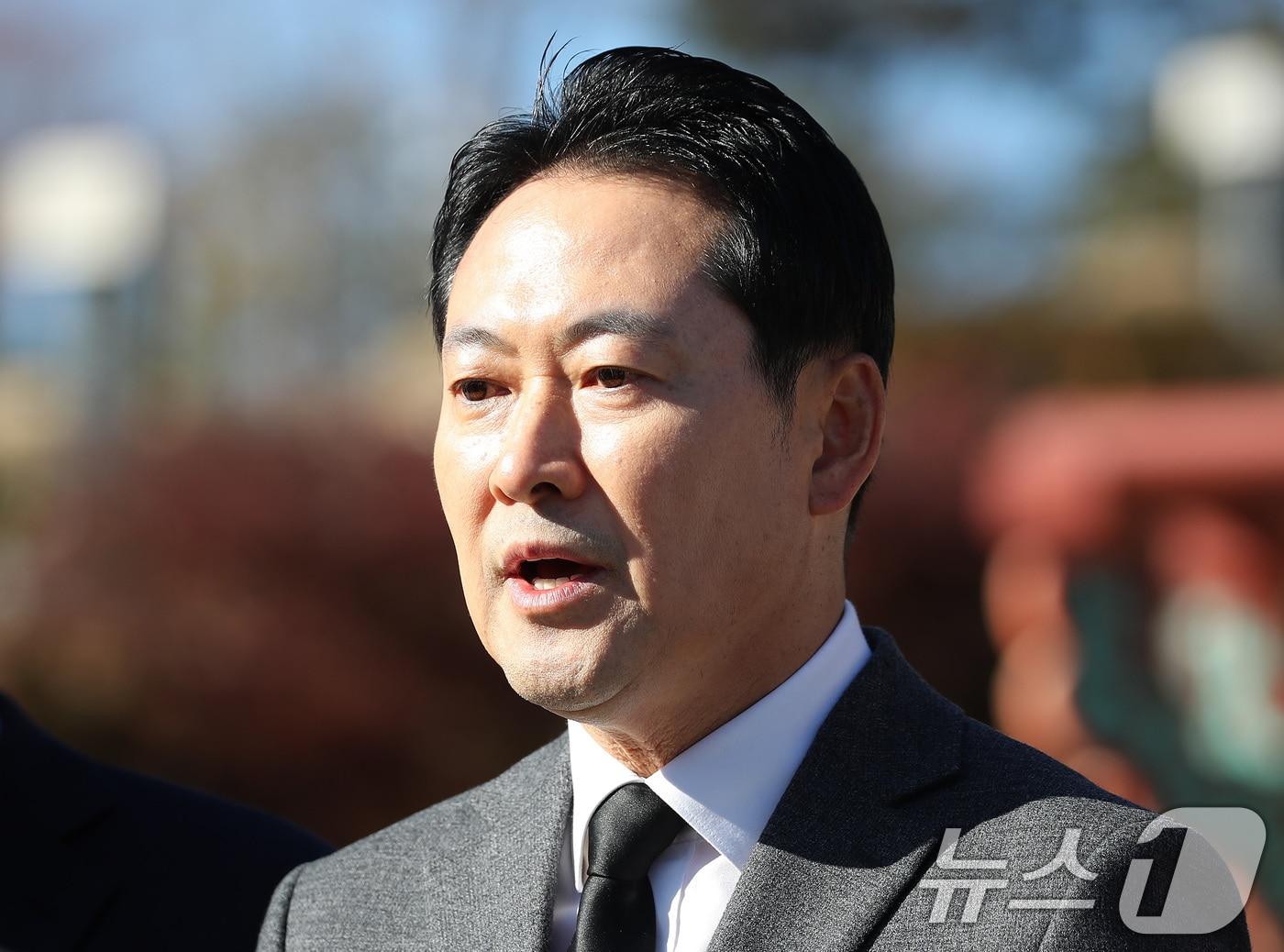 본문 이미지 - 장동혁 국민의힘 대표가 28일 오후 대구 동구 국립신암선열공원을 찾아 독립유공자 위패를 모신 단충사에서 참배한 뒤 취재진 질문에 답하고 있다. 2025.11.28/뉴스1 ⓒ News1 공정식 기자