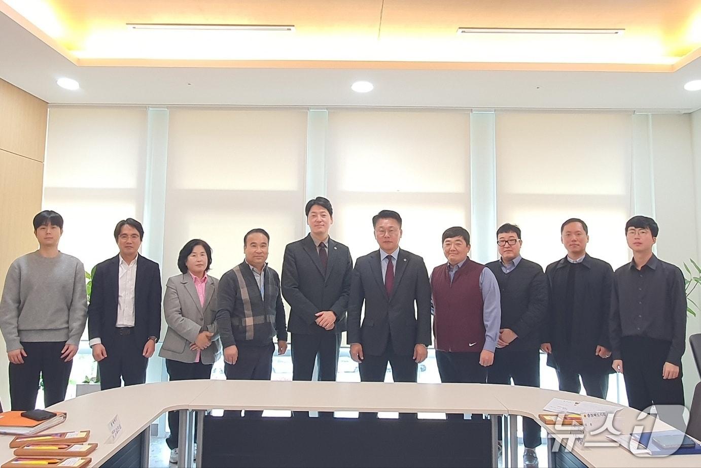 본문 이미지 - 충주 수안보~동서울 시외버스 노선 복구 간담회&#40;충북도의회 제공. 재판매 및 DB금지&#41;/뉴스1 