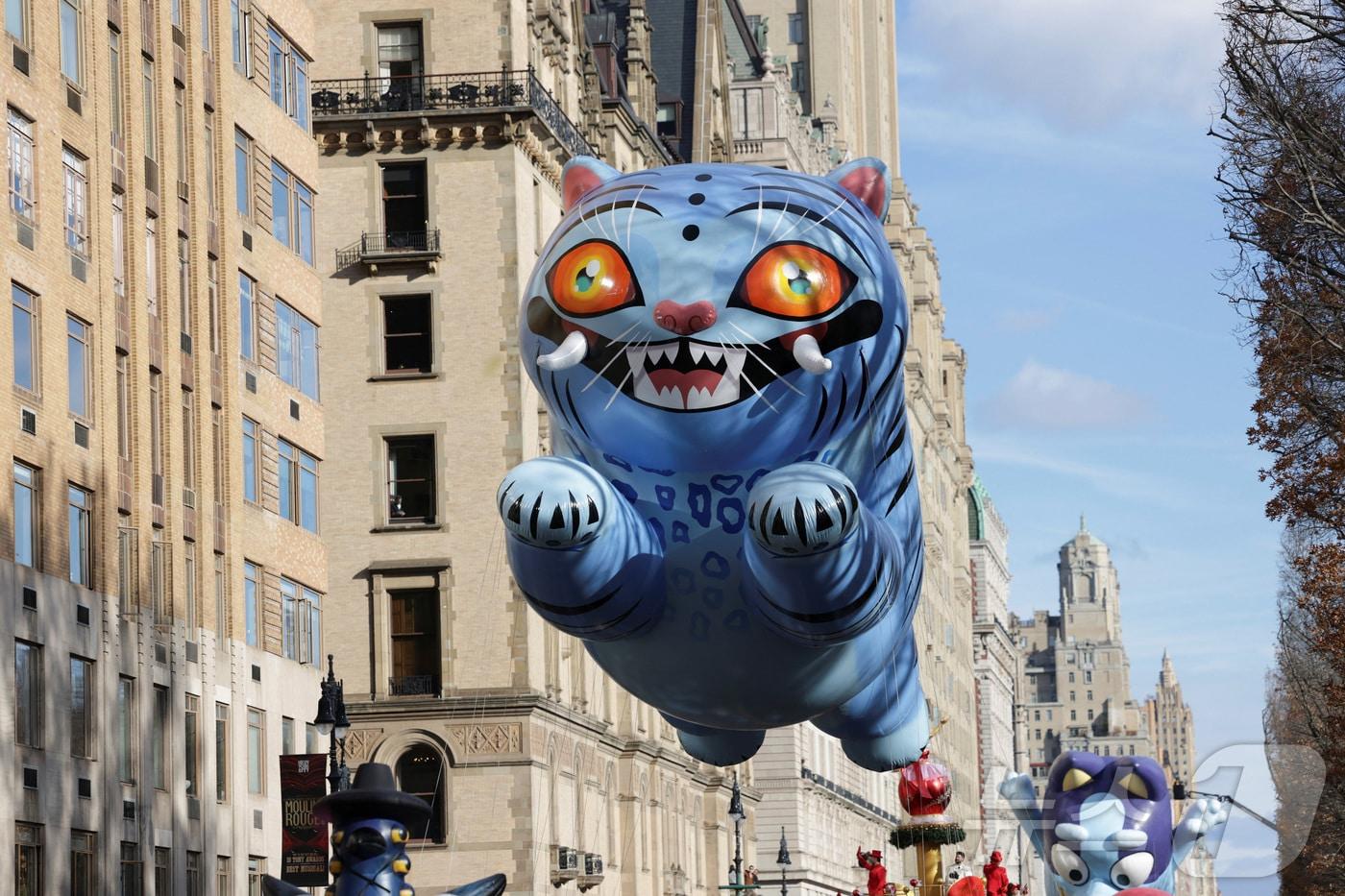 미국 뉴욕에서 27일&#40;현지시간&#41; 열린 2025년 메이시스 추수감사절 퍼레이드에서 더피 풍선이 날아가고 있다. 2025.11.27 ⓒ 로이터=뉴스1 ⓒ News1 김경민 기자