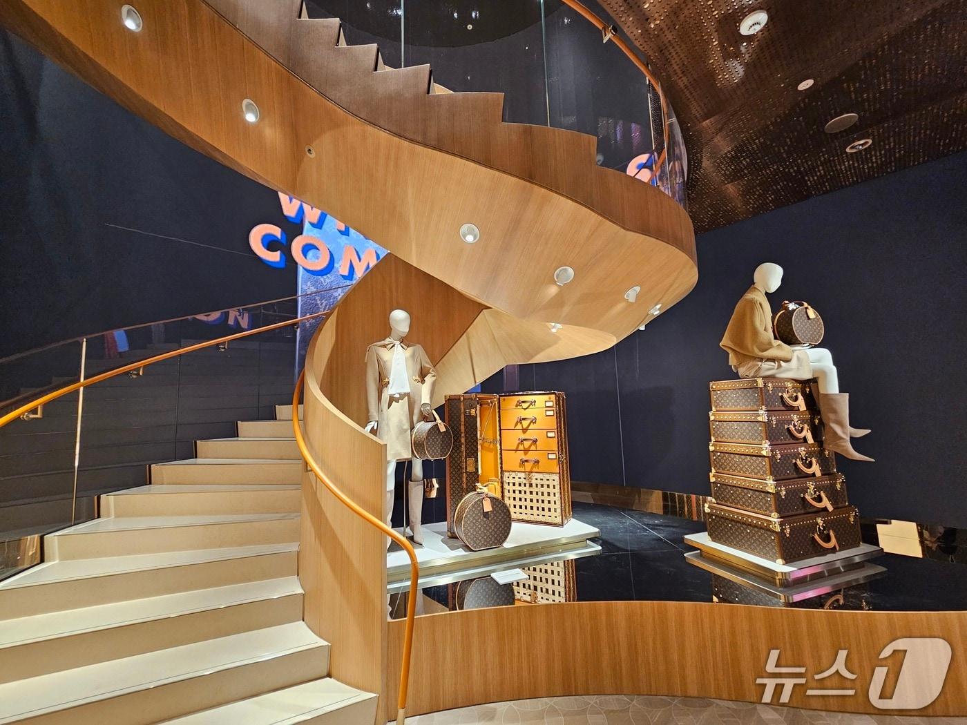 본문 이미지 - 서울 중구 소재 &#39;LV 더 플레이스 서울, 신세계 더 리저브&#39; 내 6층 규모로 조성된 &#39;루이비통 비저너리 저니 서울&#39;&#40;Louis Vuitton Visionary Journeys Seoul&#41;.ⓒ 뉴스1/김진희 기자.
