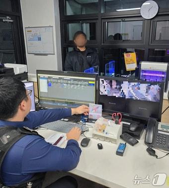 본문 이미지 - 울산항만공사가 최초로 구축한 여권리더기 모습.&#40;울산항만공사 제공. 재판매 및 DB금지&#41;/뉴스1