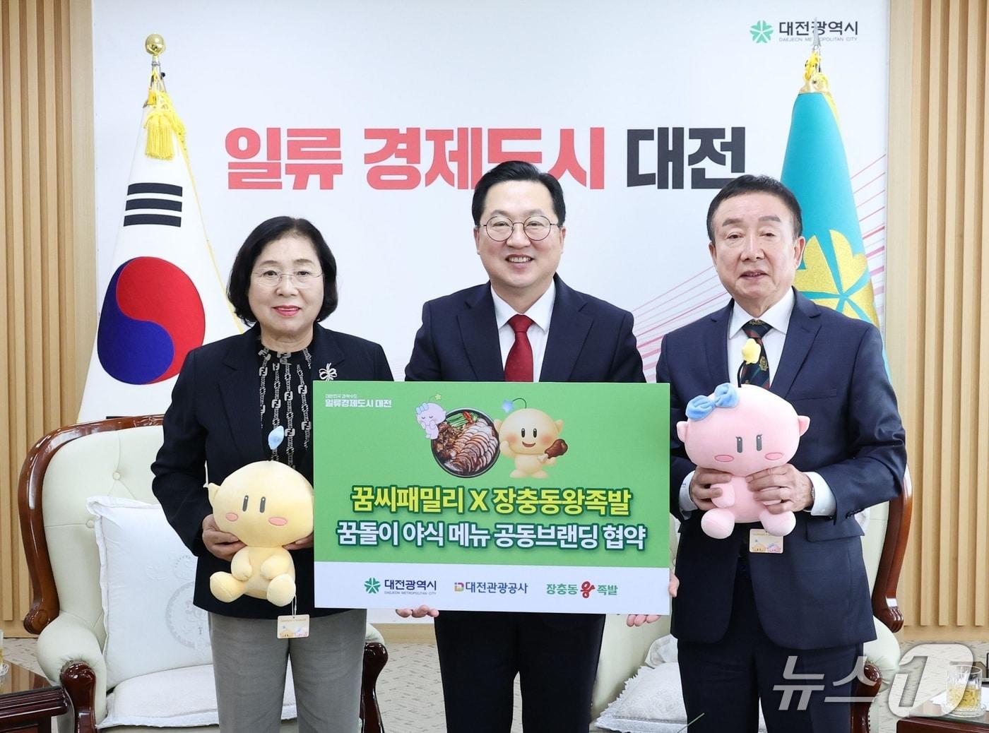 본문 이미지 - &#40;왼쪽부터&#41; 신신자 장충동왕족발 대표, 이장우 대전시장, 전재홍 대전관광공사 상임이사 &#40;시 제공&#41; / 뉴스1