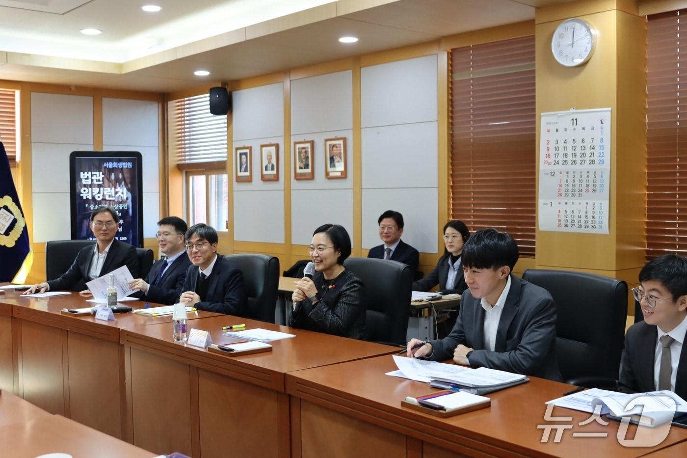 한성숙 중소벤처기업부 장관이 28일 서울 서초구 서울회생법원을 방문해 &#39;워킹런치&#39; 프로그램에 참석하고 있다.&#40;중소벤처기업부 제공&#41;