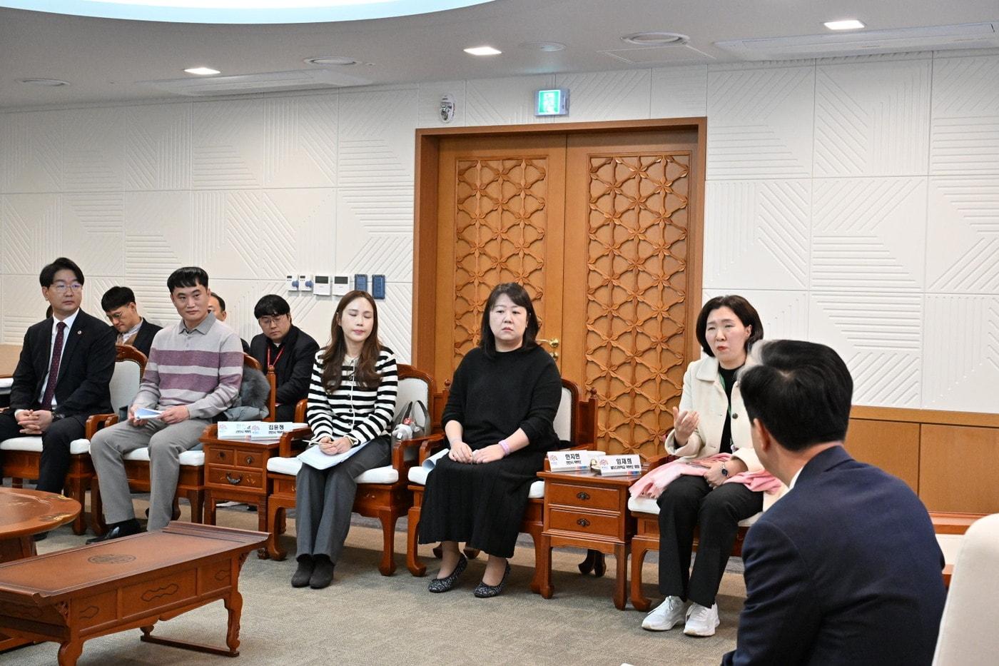 김태흠 지사(오른쪽)가 천안 불당2동 학부모들과 면담하고 있다. (충남도 제공. 재판매 및 DB금지)/뉴스1