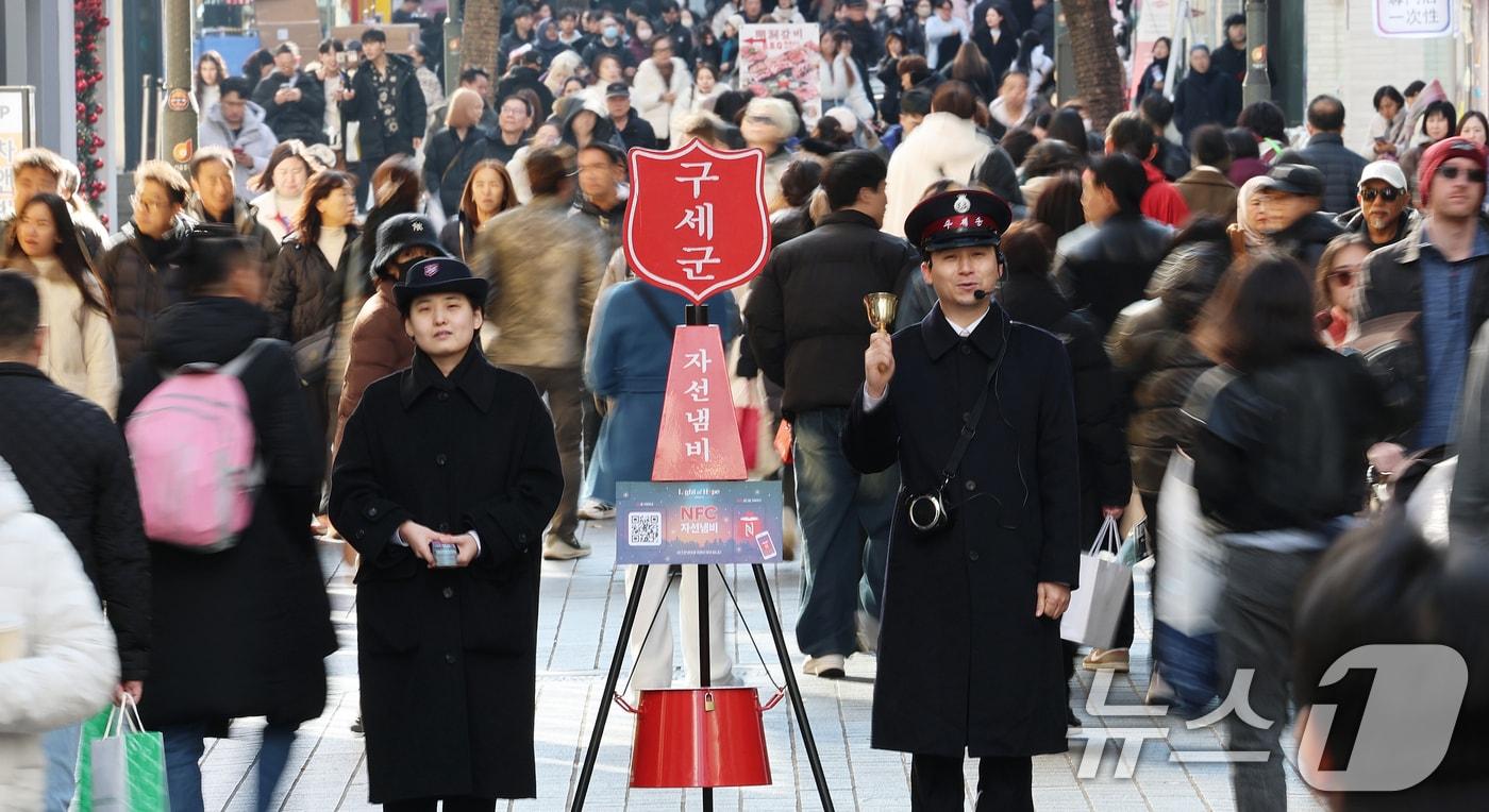 2025 구세군 연말 모금 캠페인이 시작된 28일 오후 서울 중구 명동거리에서 구세군 사관이 힘차게 종을 울리고 있다. 올해로 97번째를 맞는 구세군 연말 자선냄비 모금 캠페인은 'Light of Hope'(희망의 빛)을 주제로 전국 300여 곳에서 진행된다. 2025.11.28/뉴스1 ⓒ News1 오대일 기자