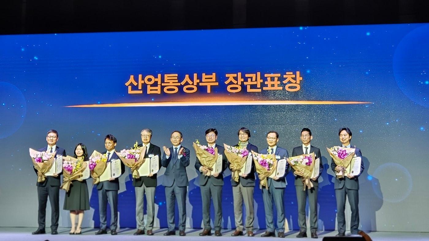 전태연 알테오젠 부사장&#40;오른쪽에서 세번째&#41;과 수상자들이 기념사진을 찍고 있다.&#40;알테오젠 제공&#41;/뉴스1