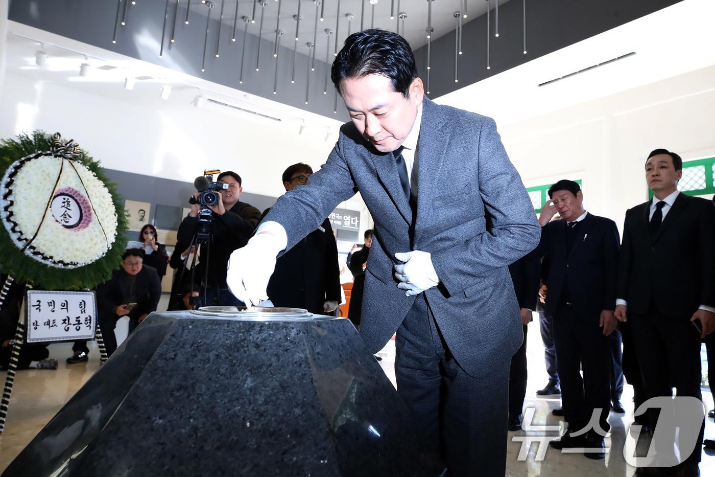 장동혁 국민의힘 대표가 28일 오후 대구 동구 국립신암선열공원을 찾아 순국선열과 애국지사 등 독립유공자 위패를 모신 단충사에서 참배하고 있다. 2025.11.28/뉴스1 ⓒ News1 공정식 기자