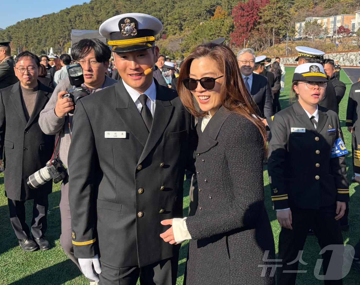 본문 이미지 - 임세령 대상그룹 부회장이 28일 경남 창원시 해군사관학교에서 열린 제139기 해군·해병대 사관후보생 수료 및 임관식에서 장남 이지호 씨와 기념촬영을 하고 있다. &#40;공동취재&#41; 2025.11.28/뉴스1 ⓒ News1 박주평 기자