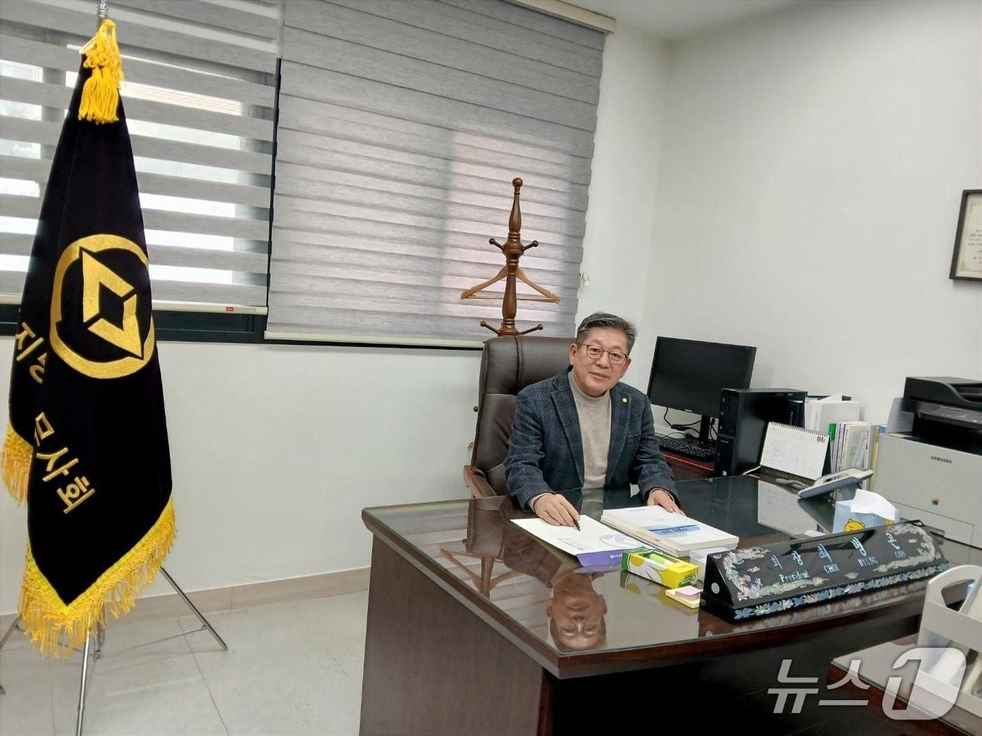 본문 이미지 - 최병곤 인천지방세무사회장은 뉴스1과의 인터뷰에서 &#34;회계사법 개정안은 세무사 직역 침탈은 물론 납세자인 국민의 선택권을 제한하는 것&#34;이라며 법안의 문제점을 지적했다.2025.11.29/뉴스1 ⓒ News1 송용환 기자