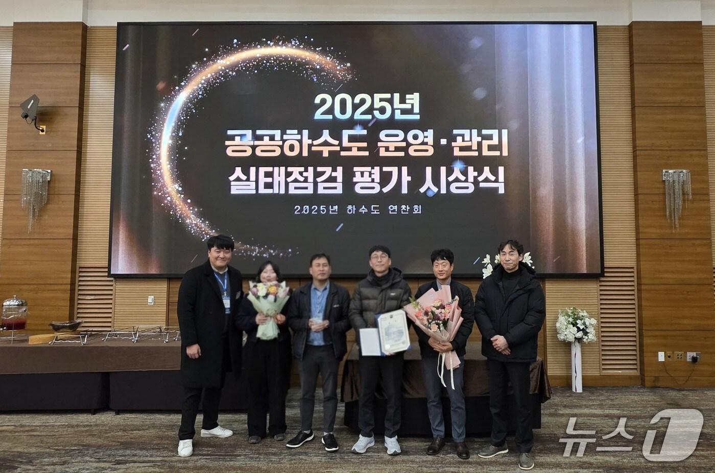 홍성군 직원들이 &#39;2025 하수도 연찬회&#39;에서 환경부 장관상을 수상한 뒤 기념촬영을 하고 있다. &#40;홍성군 제공, 재판매 및 DB금지&#41; / 뉴스1