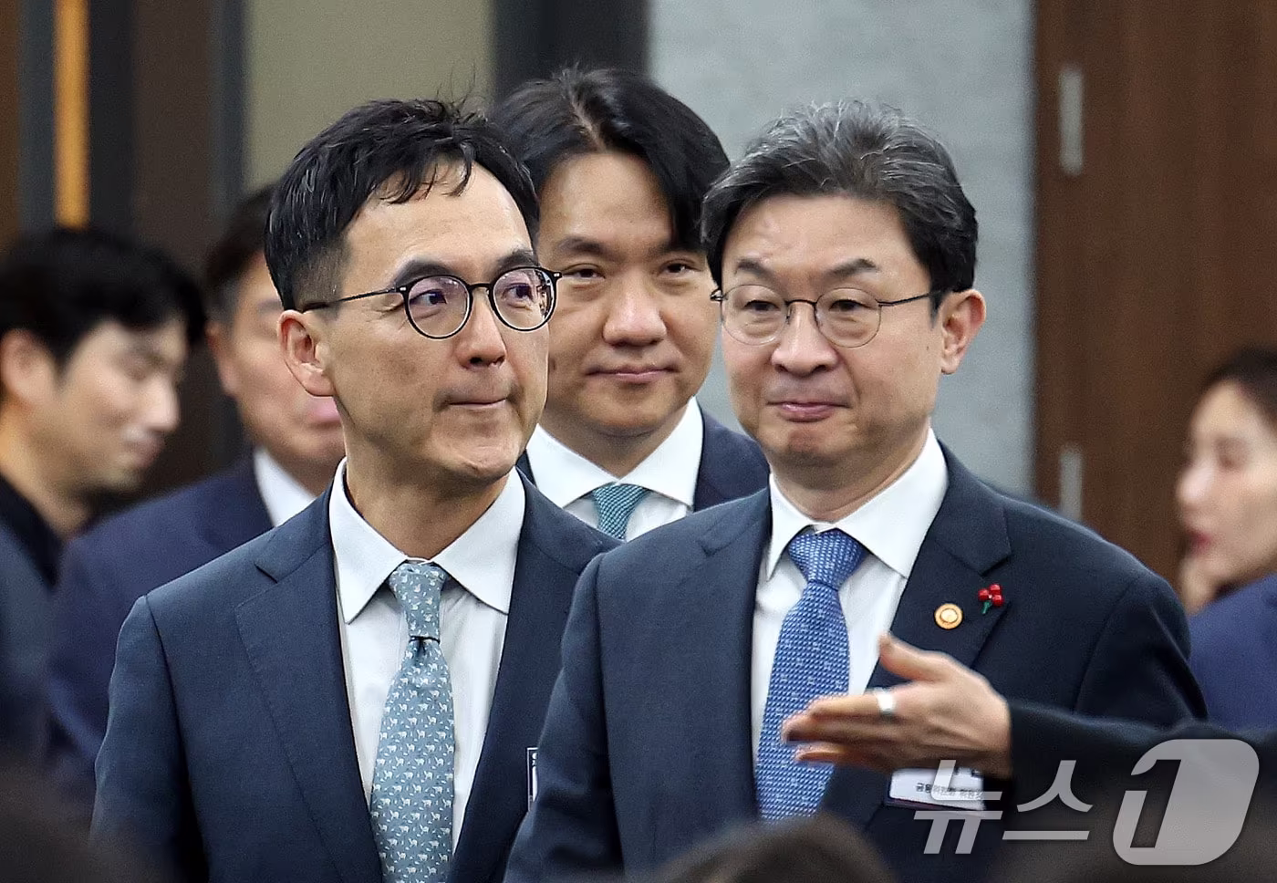 구자현 검찰총장 직무대행(왼쪽부터), 이형주 금융정보분석원장, 이억원 금융위원장이 28일 서울 중구 은행연합회 국제회의실에서 열린 제19회 자금세탁방지의 날 기념식에 입장하고 있다. 2025.11.28/뉴스1 ⓒ News1 박지혜 기자