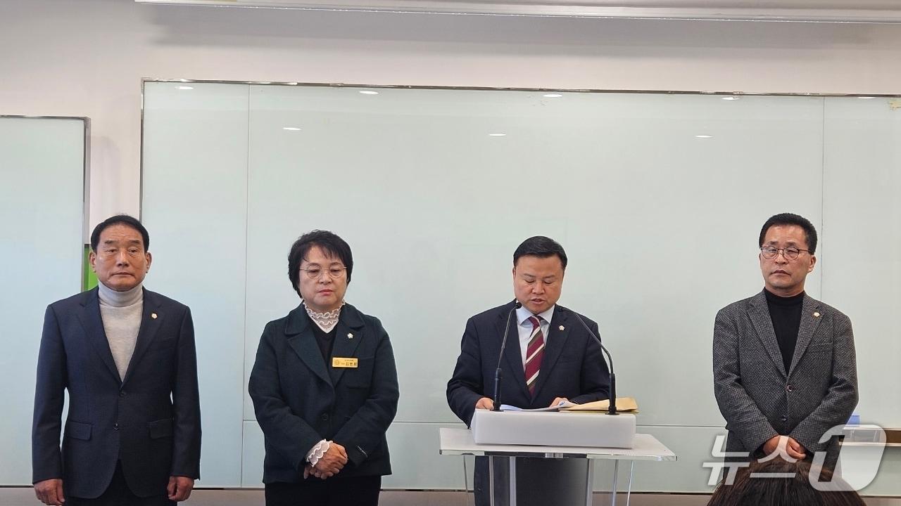 본문 이미지 - 서영훈 당진시의원(왼쪽 세 번째)이 28일 국민의힘 당진당협 사무실에서 동료 의원들과 함께 기자회견을 하고 있다.(국민의힘 당진 당협 제공. 재판매 및 DB금지)2025.11.28/뉴스1