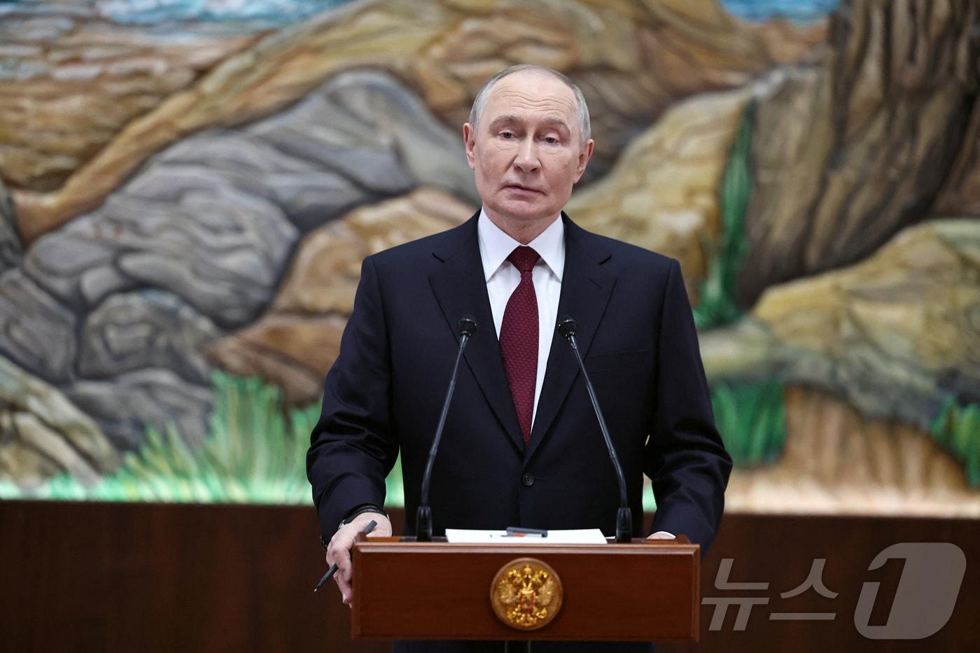 27일&#40;현지시간&#41; 블라디미르 푸틴 러시아 대통령이 &#39;집단안보조약기구&#39;&#40;CSTO&#41; 정상회의 참석차 방문한 키르기스스탄 수도 비슈케크에서 기자회견을 하고 있다. 2025.11.27 ⓒ 로이터=뉴스1 ⓒ News1 김지완 기자