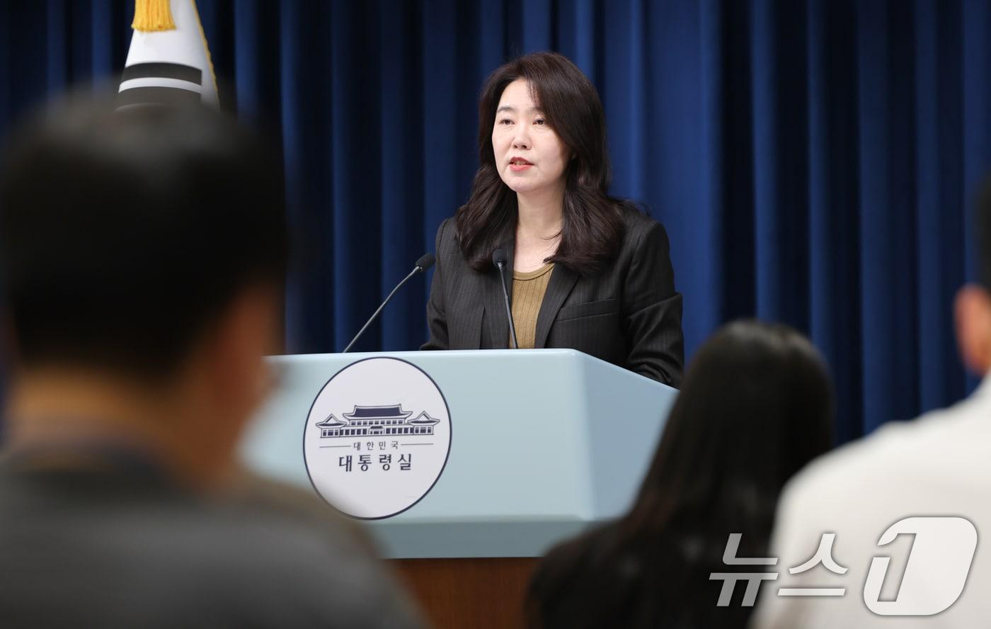 강유정 대통령실 대변인이 28일 서울 용산 대통령실 청사에서 이재명 대통령의 국정원 방문 및 인사 관련 브리핑을 하고 있다. 2025.11.28/뉴스1 ⓒ News1 허경 기자