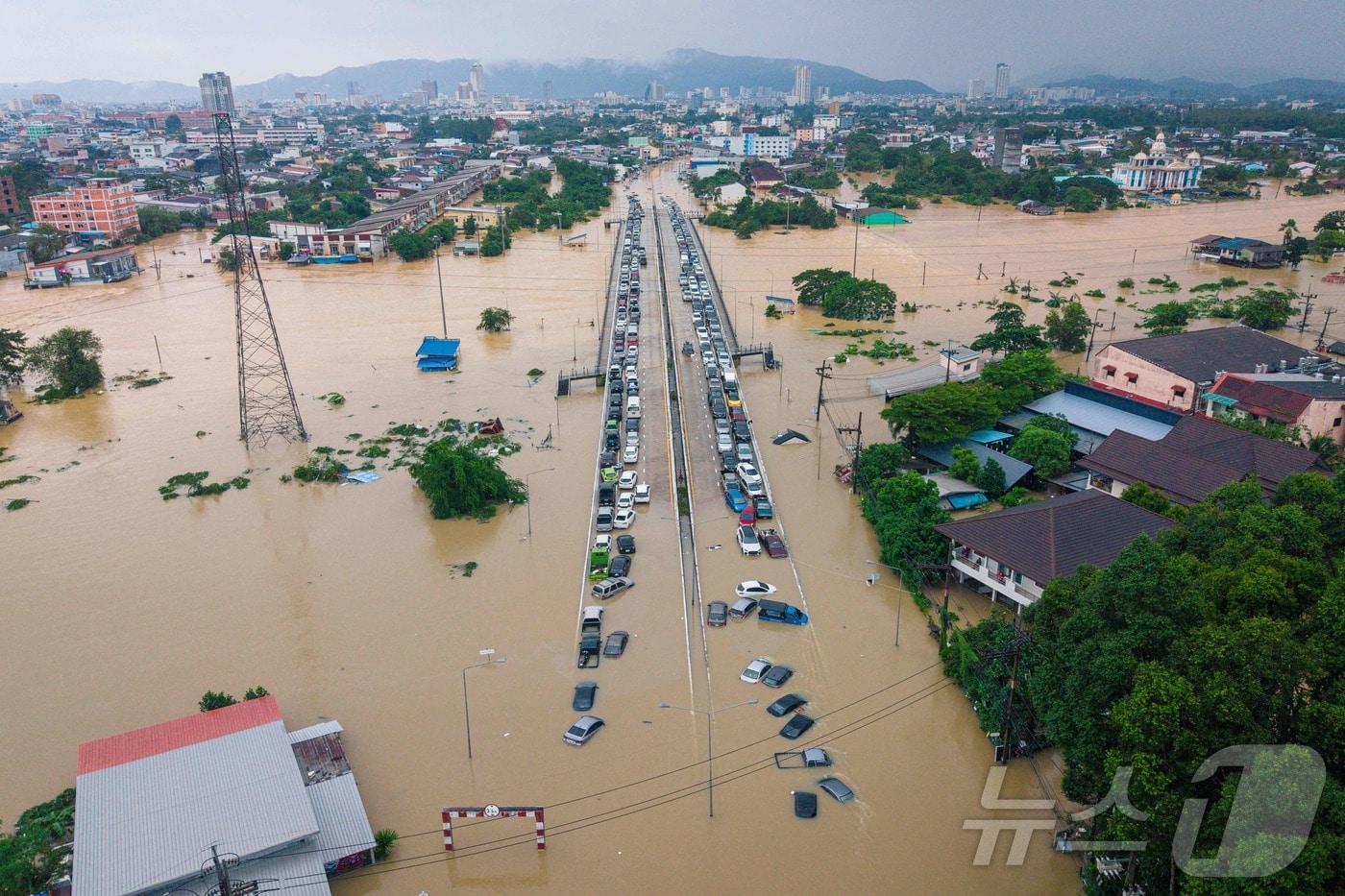 태국 남부 송클라주의 핫야이에서 며칠 간 폭우로 인해 심각한 홍수가 발생했고 26일&#40;현지시간&#41; 자동차가 침수됐다. 2025.11.26 ⓒ AFP=뉴스1 ⓒ News1 김경민 기자
