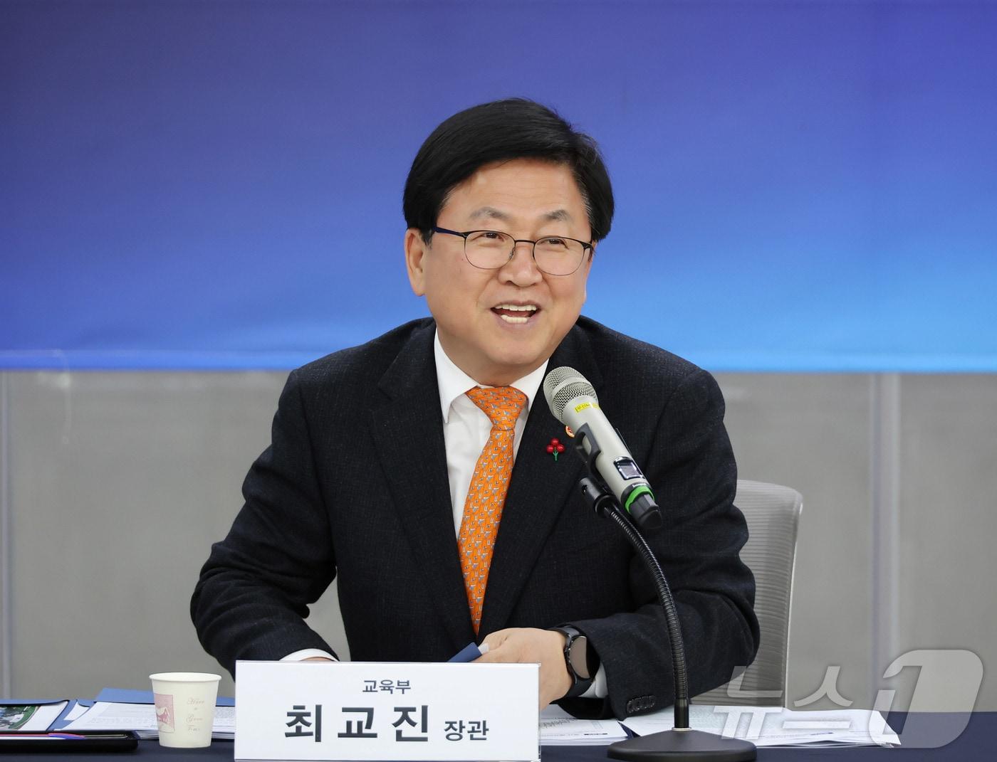 본문 이미지 - 최교진 교육부 장관이 28일 오후 대구 북구 경북대학교에서 열린 ‘국가균형성장을 위한 지방대학 육성 권역별 현장 간담회’에서 인사말을 하고 있다. &#40;교육부 제공. 재판매 및 DB 금지&#41; 2025.11.28/뉴스1