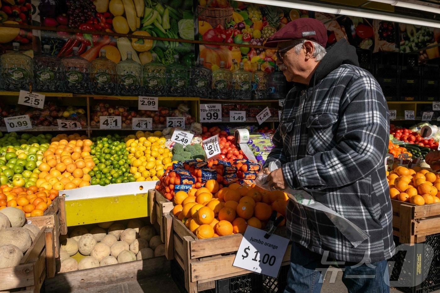 한 남성이 지난 6일&#40;현지시간&#41; 미국 뉴욕 브루클린 자치구의 식료품 시장을 지나가고 있다. 2025.11.06. ⓒ AFP=뉴스1 ⓒ News1 이정환 기자