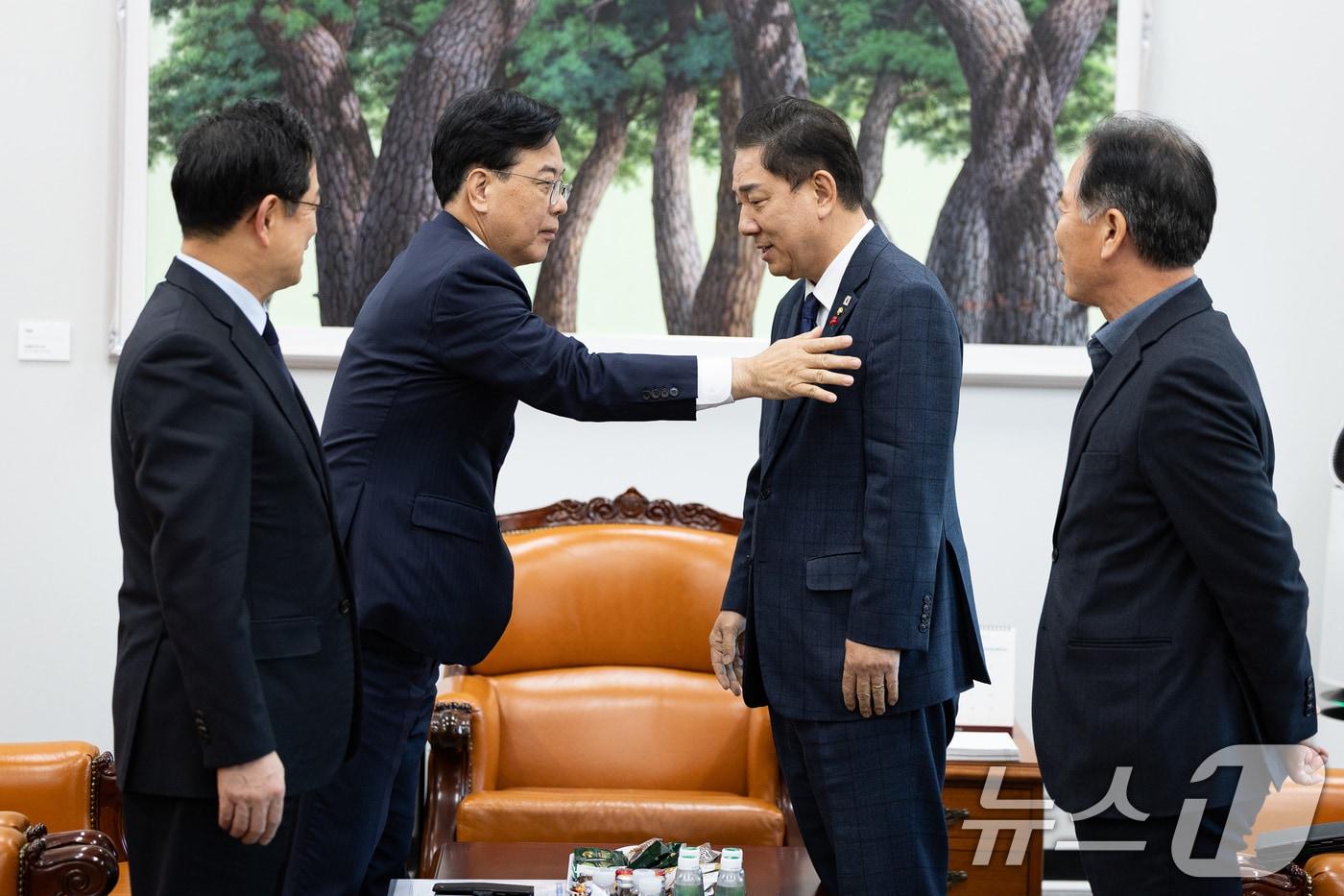 더불어민주당 김병기, 국민의힘 송언석 원내대표와 기획재정위원회 여야 간사가 지난 28일 서울 여의도 국회에서 회동에 앞서 대화하고 있다. 왼쪽부터 국민의힘 박수영 기재위 간사, 송 원내대표, 더불어민주당 김 원내대표, 정태호 기재위 간사. 2025.11.28/뉴스1 ⓒ News1 유승관 기자