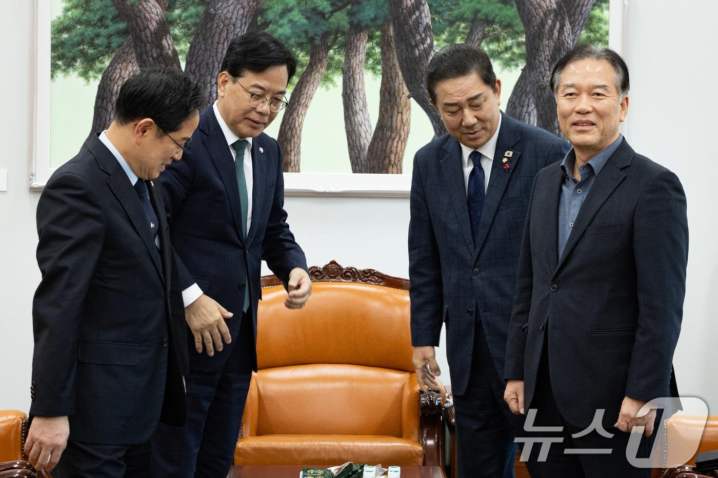 더불어민주당 김병기, 국민의힘 송언석 원내대표와 기획재정위원회 여야 간사가 28일 서울 여의도 국회에서 회동에 앞서 기념 촬영 후 착석하고 있다. 왼쪽부터 국민의힘 박수영 기재위 간사, 송 원내대표, 더불어민주당 김 원내대표, 정태호 기재위 간사. 2025.11.28/뉴스1 ⓒ News1 유승관 기자