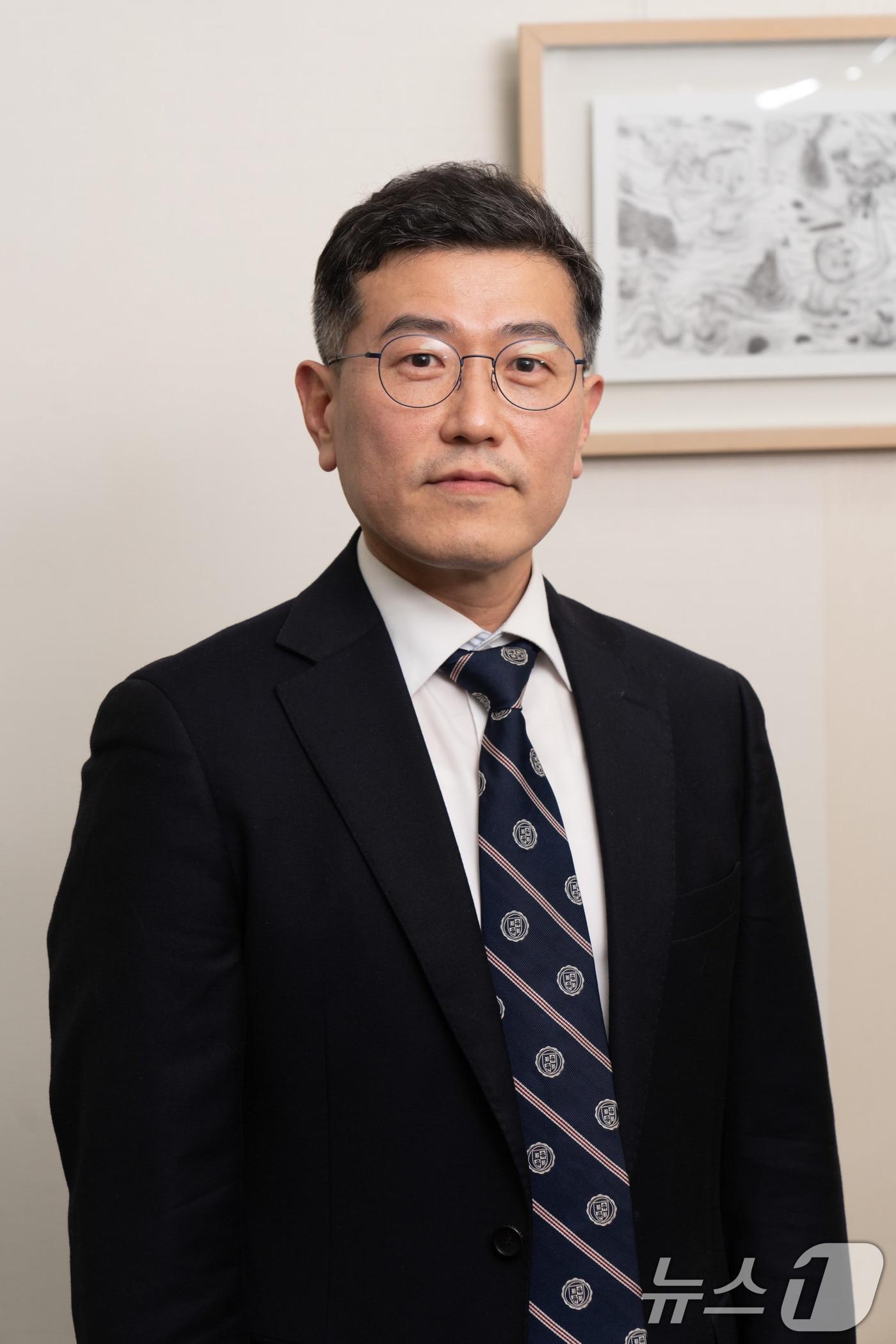 본문 이미지 - 이재명 대통령이 28일 방송미디어통신위원회 위원에 류신환 변호사를 임명했다. &#40;대통령실 제공. 재판매 및 DB 금지&#41; 2025.11.28/뉴스1 ⓒ News1 허경 기자