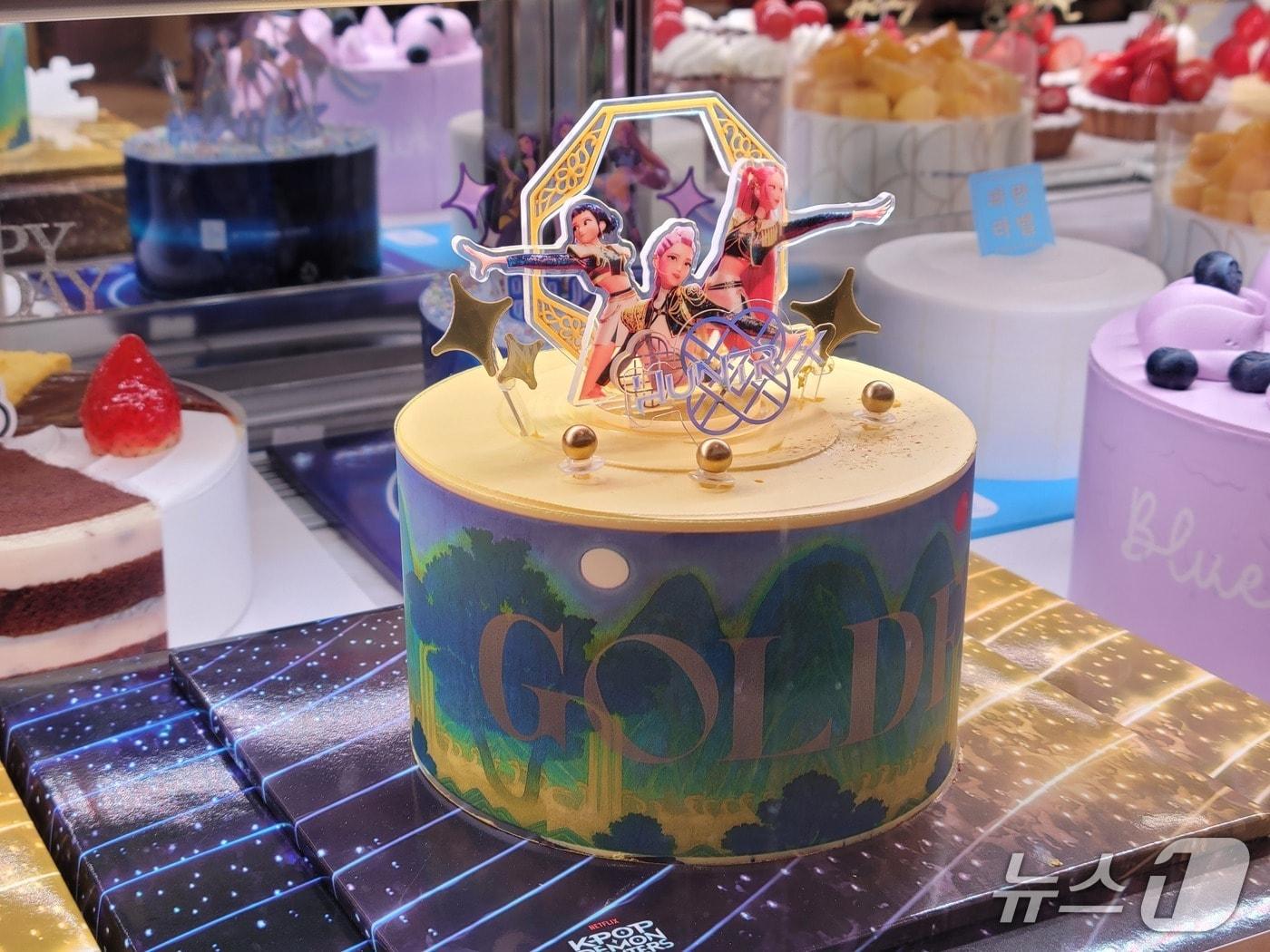 본문 이미지 - &#39;케데헌&#39;과 협업한 파리바게뜨 &#39;헌트릭스 골든 케이크&#39;가 28일 매장에 첫 출시되면서 실물이 공개됐다. 2025.11.28/뉴스1 박혜연 기자 ⓒ 뉴스1