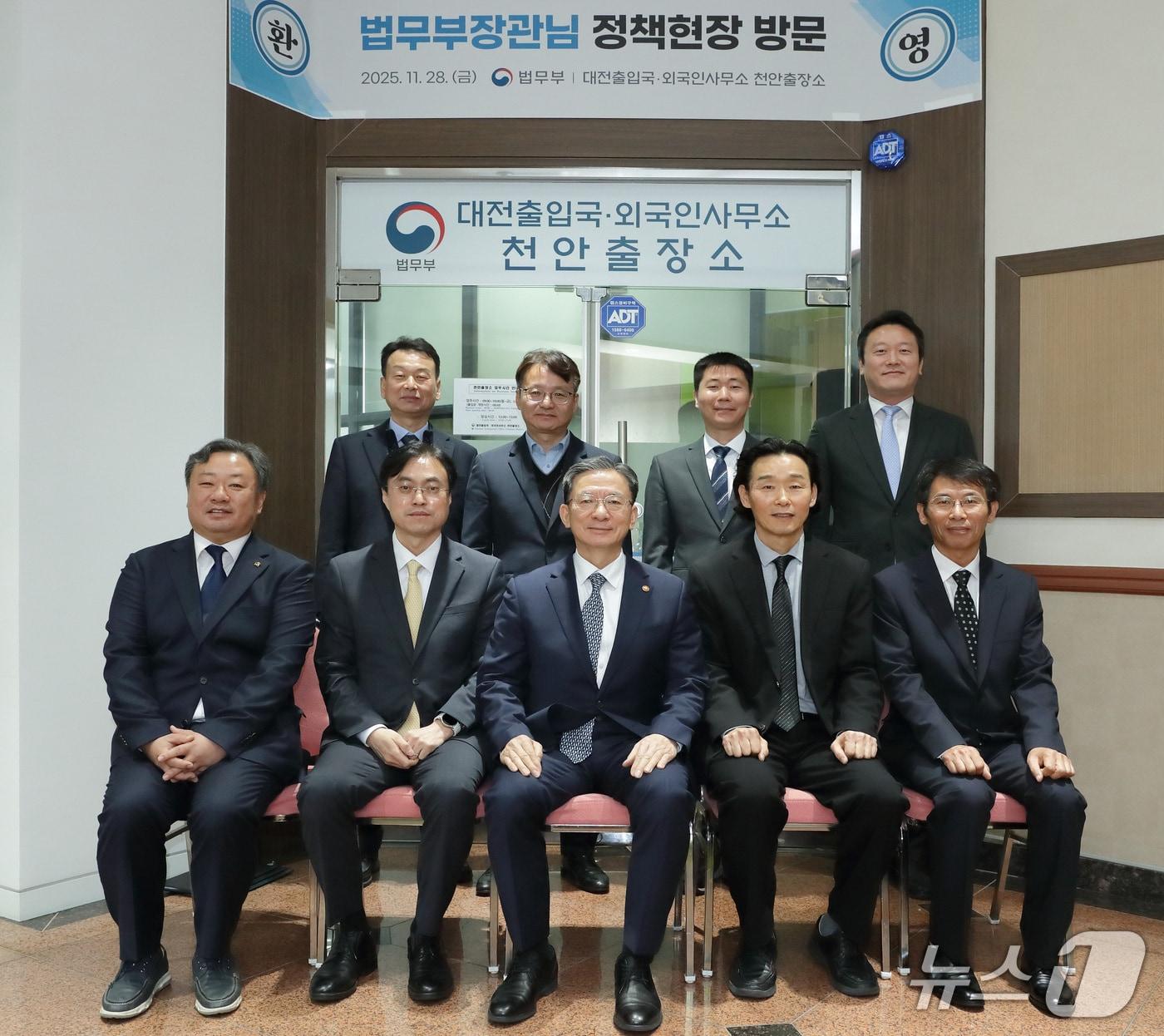 본문 이미지 - 정성호 법무장관, 대전출입국·외국인사무소 천안출장소 방문 &#40;법무부 제공&#41;