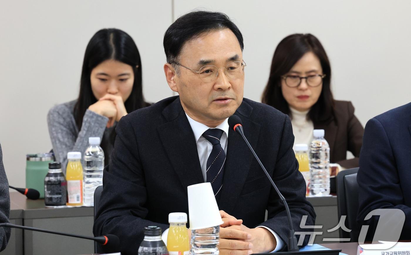 본문 이미지 - 차정인 국가교육위원회 위원장이 28일 서울 종로구 정부서울청사에서 열린 AI시대 교육 특별위원회 위촉식 및 제1차 회의에서 인사말을 하고 있다. 2025.11.28 ⓒ 뉴스1 임세영 기자