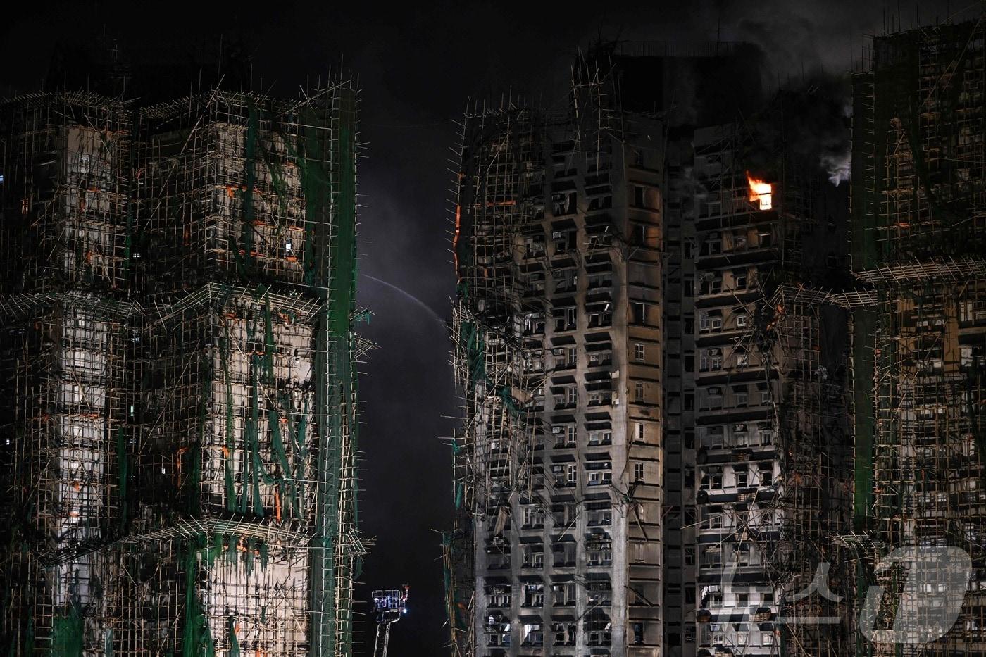 27일 홍콩 타이포 지역의 왕푹코트 아파트 단지에서 발생한 대형 화재로 흉물이 된 건물들. 2025.11.27. ⓒ AFP=뉴스1 ⓒ News1 권영미 기자