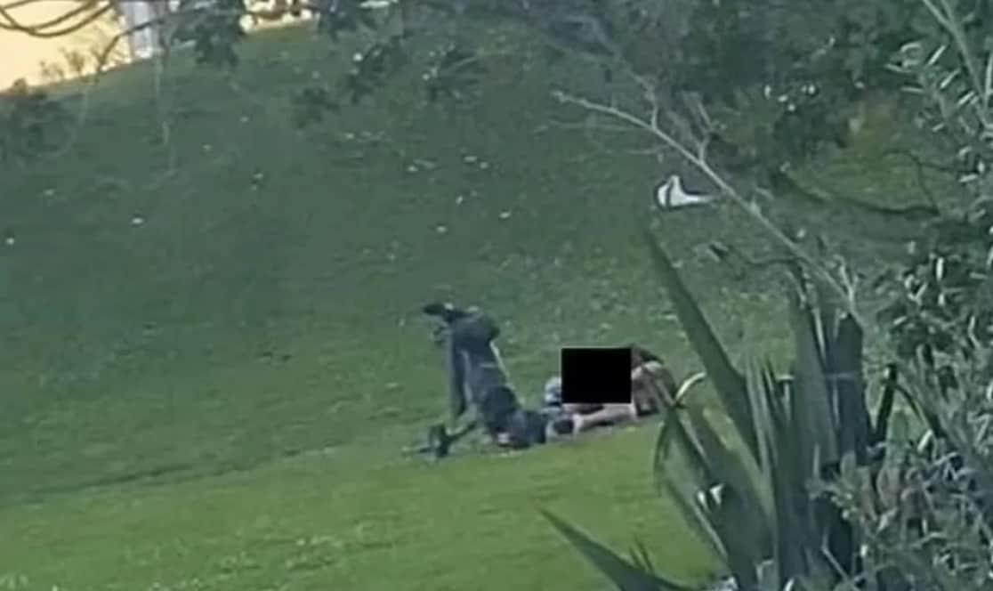 본문 이미지 - 오클랜드 인근의 '클락스비치 골프클럽' 16번 홀에서 한 남녀가 부적절한 행위를 하고 있다. 출처=미러