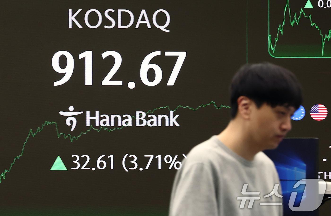28일 오후 서울 중구 하나은행 딜링룸 전광판에 코스닥 지수가 나오고 있다.  2025.11.28/뉴스1 ⓒ News1 김민지 기자