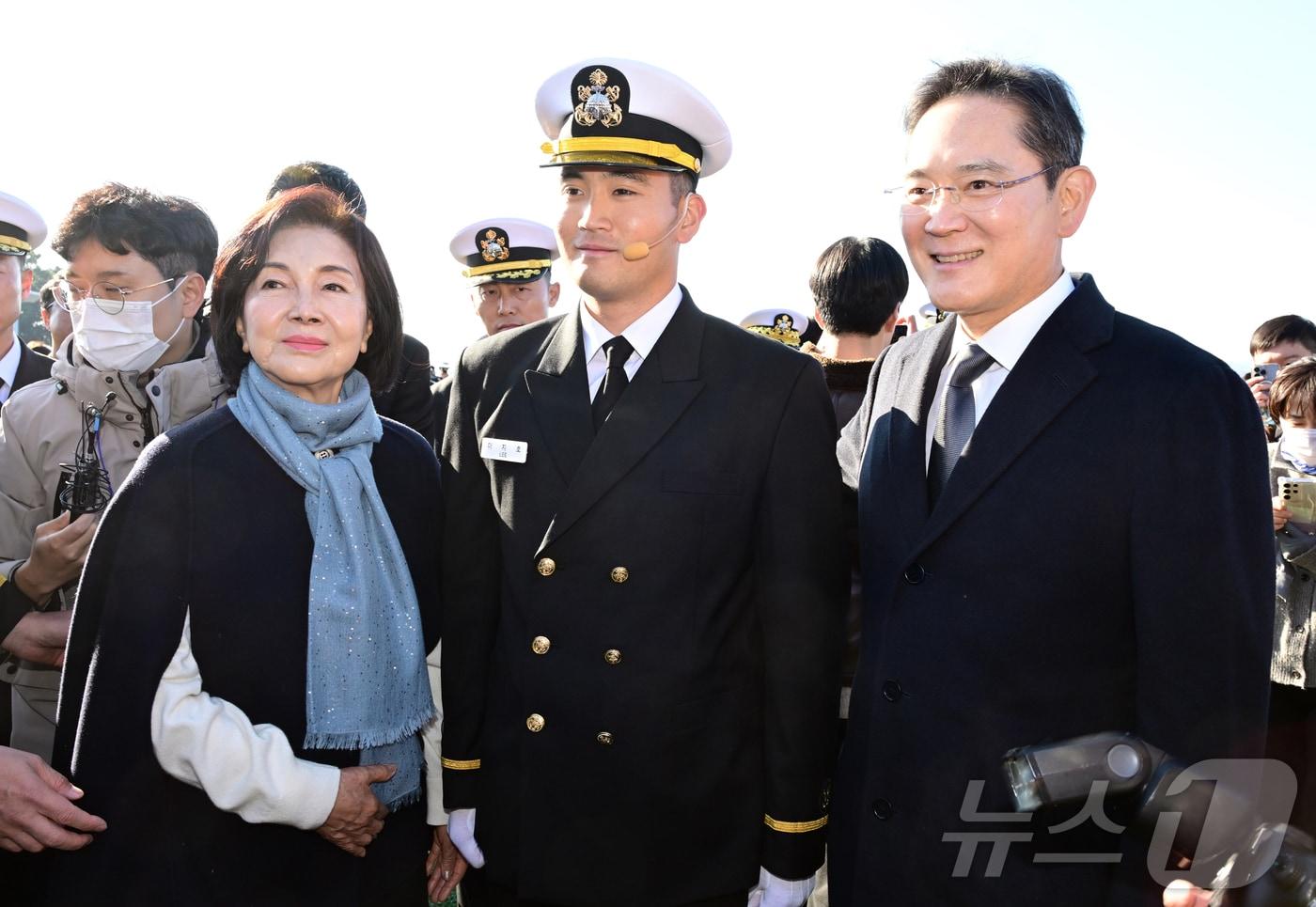 이재용 삼성전자 회장과 홍라희 전 삼성미술관 리움 관장이 28일 오후 경남 창원 해군사관학교 연병장에서 열린 제139기 해군·해병대 사관후보생 수료 및 임관식에 참석해 장남 이지호 신임 소위와 기념촬영을 하고 있다. &#40;공동취재&#41; 2025.11.28/뉴스1 ⓒ News1 윤일지 기자