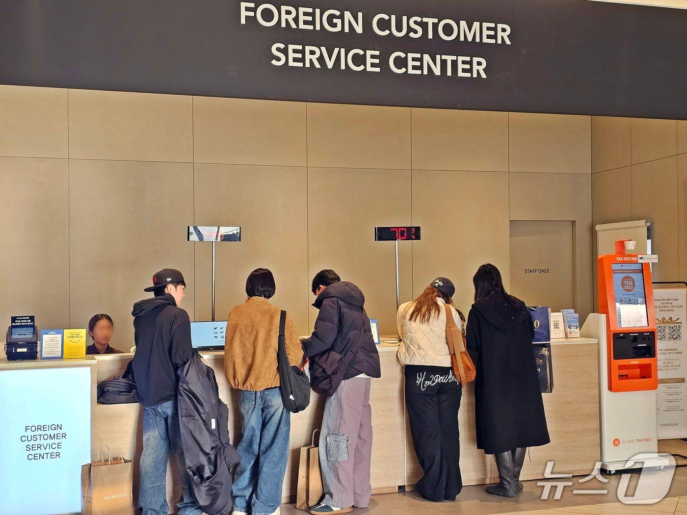 본문 이미지 - 신세계백화점 센텀시티 외국인 전용 데스크에서 외국인 고객들이 서비스를 제공 받고 있다.(신세계 센텀시티 제공. 재판매 및 DB 금지)