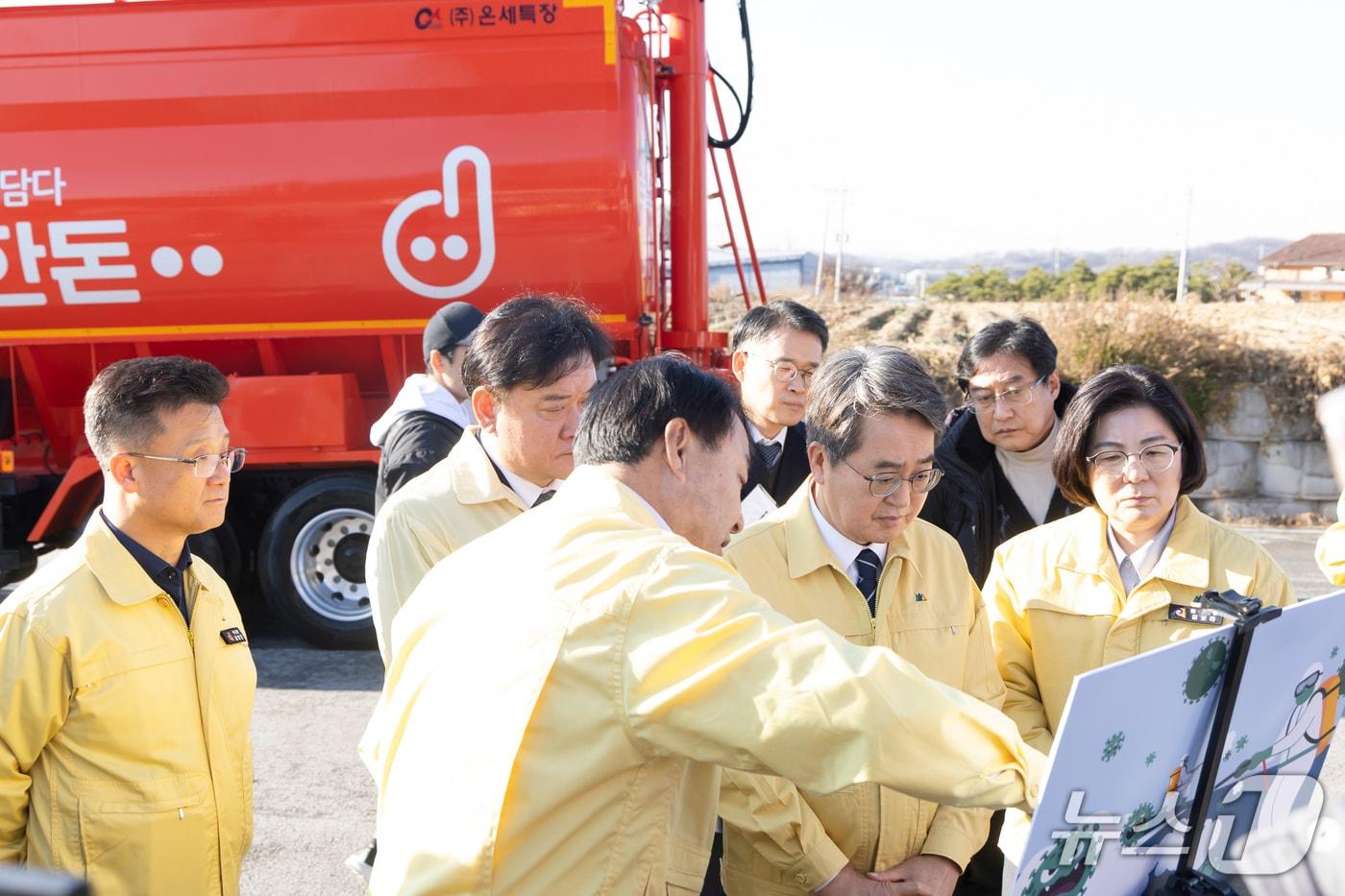 28일 안성에서 19번째 민생경제 현장투어에 나선 김동연 경기도지사가 안성시의 거점소독시설을 찾아 초동 방역 상황을 긴급 점검했다.&#40;경기도 제공. 재판매 및 DB금지&#41;/뉴스1